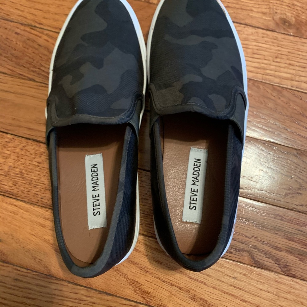 *SOLD* Steve Madden Emlen Slip On Sneakers - Picture 3 of 4